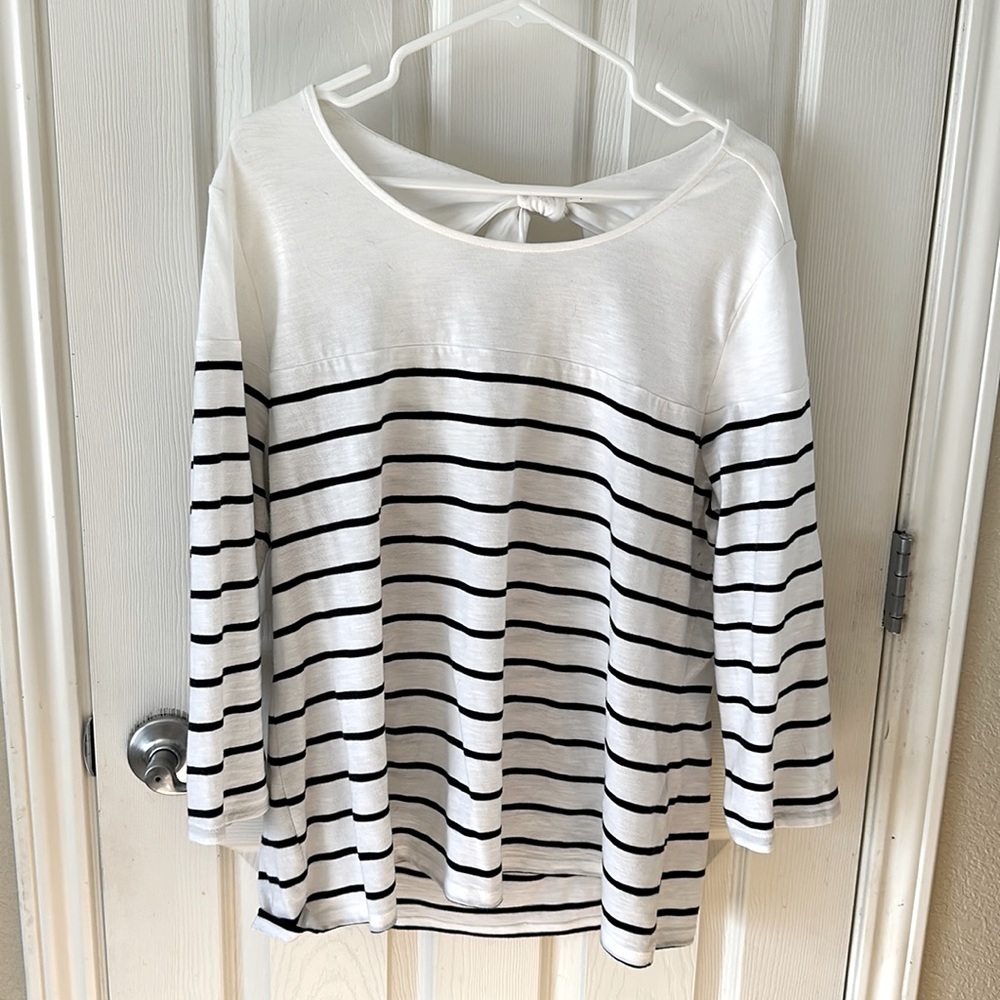 Super cute Market & Spruce shirt with upper back cutout and tie detail.
